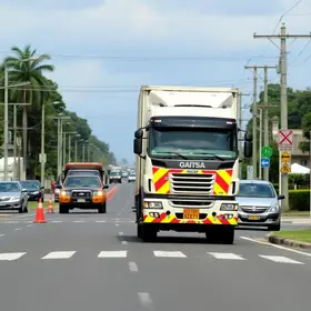 Carreta atravessa na pista e interdita trecho da Estrada Velha de Santos