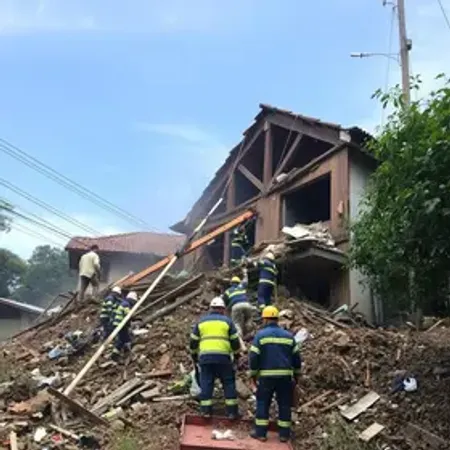 Três pessoas são resgatadas após casa desabar em São Bernardo do Campo