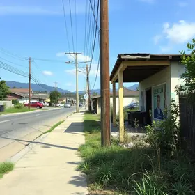 Moradora de São Bernardo denuncia abandono de estruturas de propaganda eleitoral em calçada no Taboão