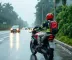 Motociclista ajuda motorista com carro quebrado na Anchieta em dia de chuva