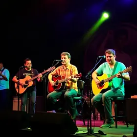 Sucessos de Katinguelê aquecem noite de quinta