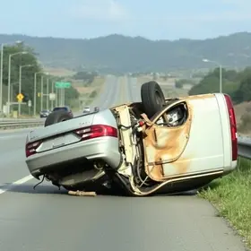 Carro capota em alça de acesso para a Rodovia Anchieta em São Bernardo