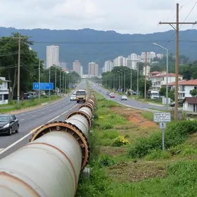 Adutora rompe e causa transtornos em avenida de São Bernardo do Campo, na Grande São Paulo