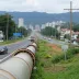 Adutora rompe e causa transtornos em avenida de São Bernardo do Campo, na Grande São Paulo