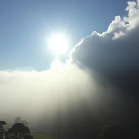 Previsão do tempo hoje para São Bernardo do Campo (SP): dia de sol, com nevoeiro ao amanhecer; as nuvens aumentam à tarde, muitas nuvens à noite