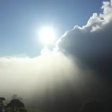 Previsão do tempo hoje para São Bernardo do Campo (SP): dia de sol, com nevoeiro ao amanhecer; as nuvens aumentam à tarde, muitas nuvens à noite