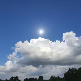 Previsão do tempo hoje para São Bernardo do Campo (SP): sol com algumas nuvens durante o dia; à noite o céu fica com muitas nuvens, mas não chove