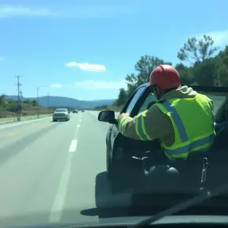 Motorista de 52 anos passa mal, perde a consciência e bate carro no Baeta Neves