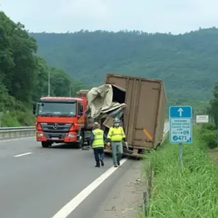 Carreta tomba e interdita alça de acesso da Anchieta para o Rodoanel